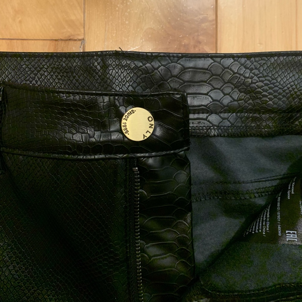 Leather snake patterned pants - Picture 3 of 6